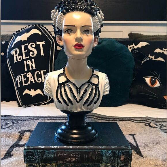 Gothic Black Skeleton Hands necklace, Adjustable chain, Engraved detailing - Picture 2 of 4